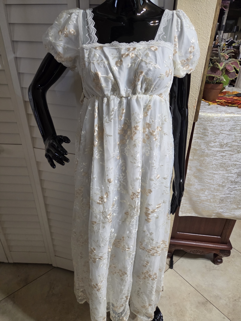 Womens Victorian Ball gown white Floral Embroidered Puff-Sleeve Maxi, size small